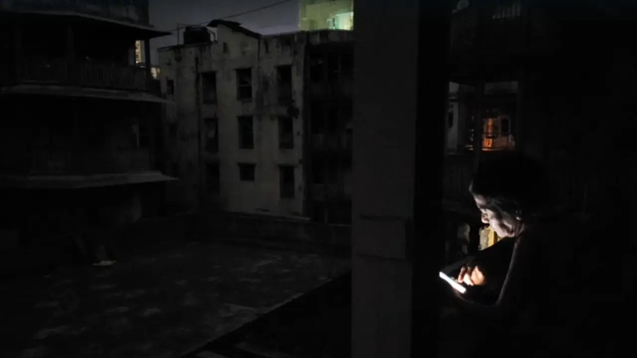 Power outages spark anger among Girgaon residents; Sena warns of protest Parts of Girgaon area of South Mumbai on Mumbai experienced a six-hour power disruption. Pic/Special Arrangement