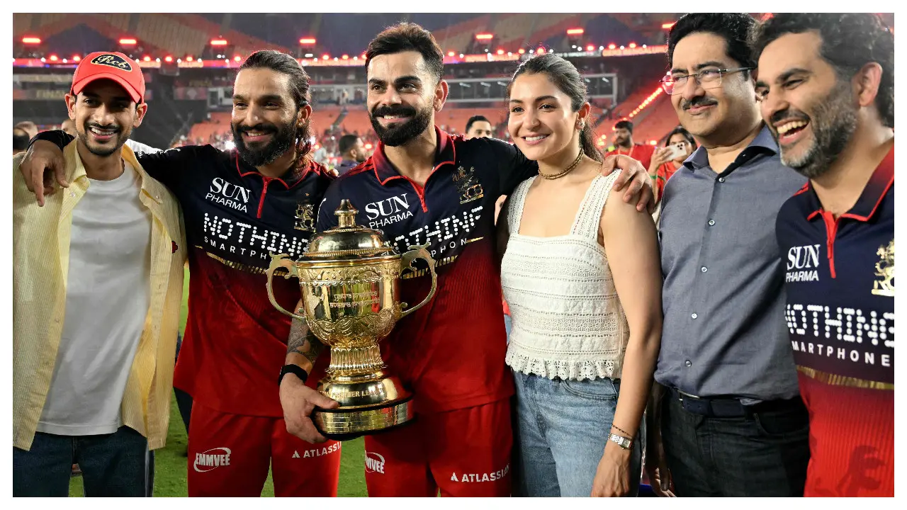 Virat Kohli with the IPL trophy (Pic: AFP)