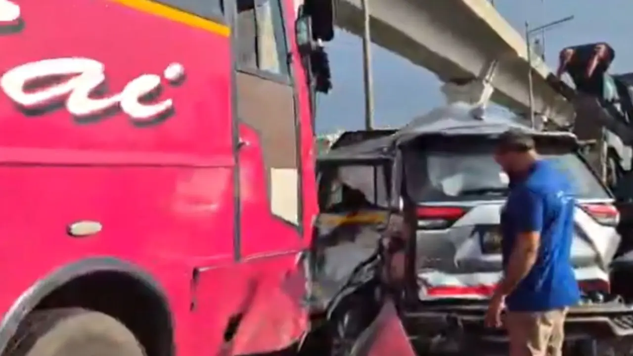 Deadly bus crash near Surat leaves seven dead (Pic/Screengrab from X)
