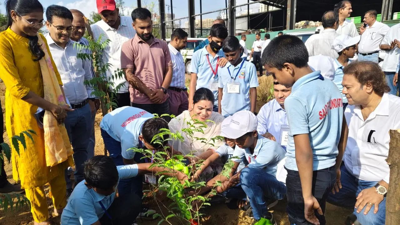 BMC Mayor Ritu Tawde leads plantation drive at Kanjurmarg landfill (Pic/Special arrangement)