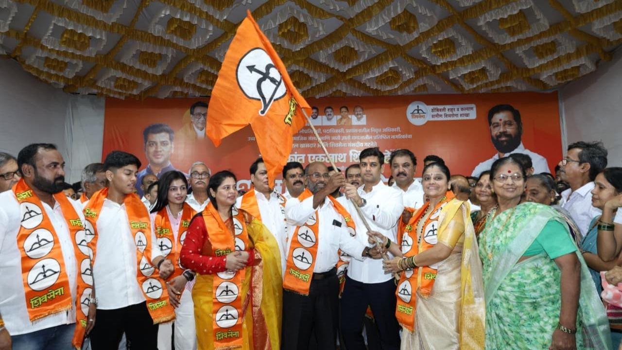 Speaking on the occasion, Shrikant Shinde said that Mumbarkar&rsquo;s 38 years of administrative experience would benefit the party