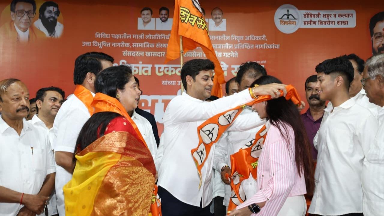 The event saw a large number of political workers switching sides, strengthening the Shinde-led Shiv Sena&rsquo;s presence in the region
