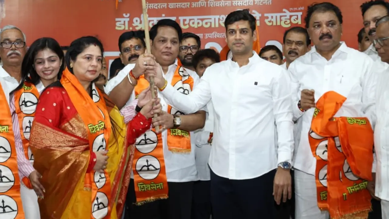 Speaking on the occasion, Shrikant Shinde said that Mumbarkar’s 38 years of administrative experience would benefit the party. Pic/X