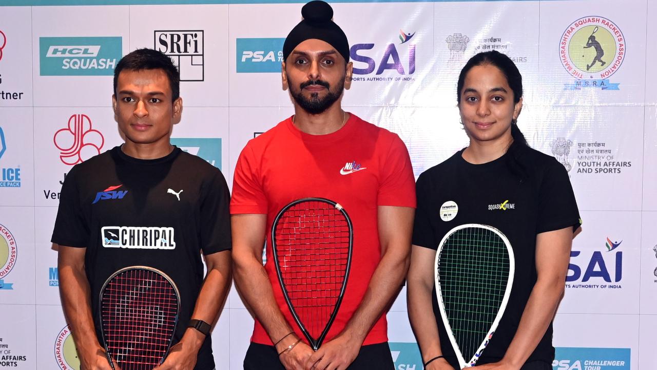 ‘Our focus is on winning singles gold at Asian Games’ National squash coach Harindepal Sandhu (centre) is flanked by India's squash stars Suraj Kumar Chand (left) and Tanvi Khanna at the JVPG Club on Monday. (Pic/Satej Shinde