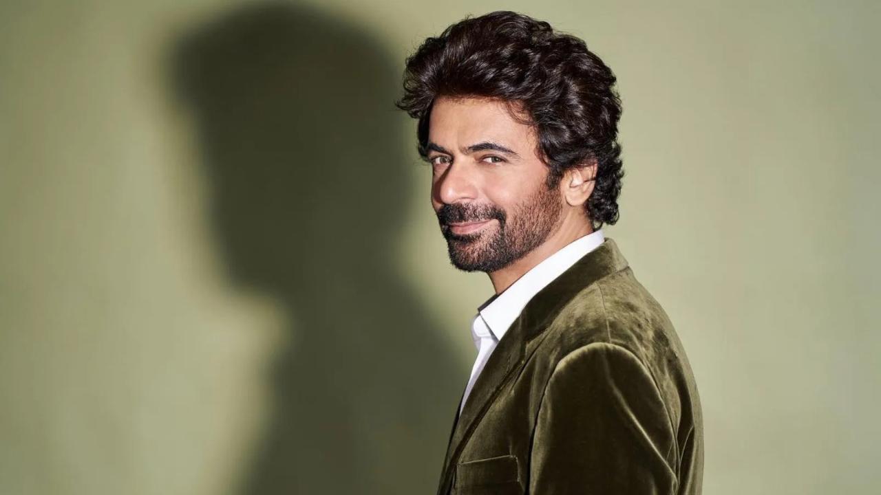 Sunil Grover sleeps on simple bedsheet at Ganga ghat; internet reacts Sunil Grover sleeps on simple bedsheet at Ganga ghat; internet reacts