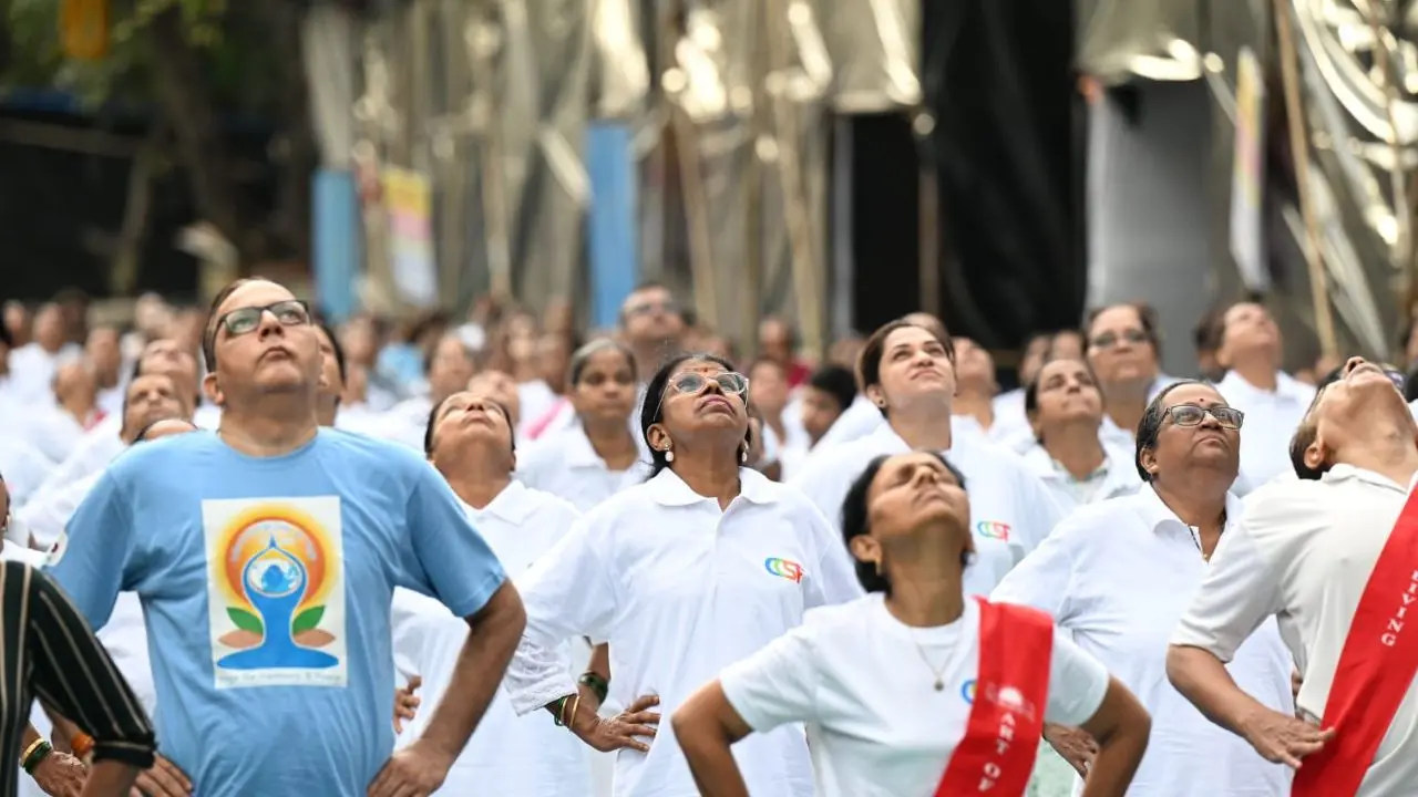 International Yoga Day 2026: Mumbaikars participate in morning yoga sessions The celebrations began as early as 5:30 a.m., with children, senior citizens, fitness enthusiasts and yoga practitioners gatherings. (PIC/ ATUL KAMBLE)