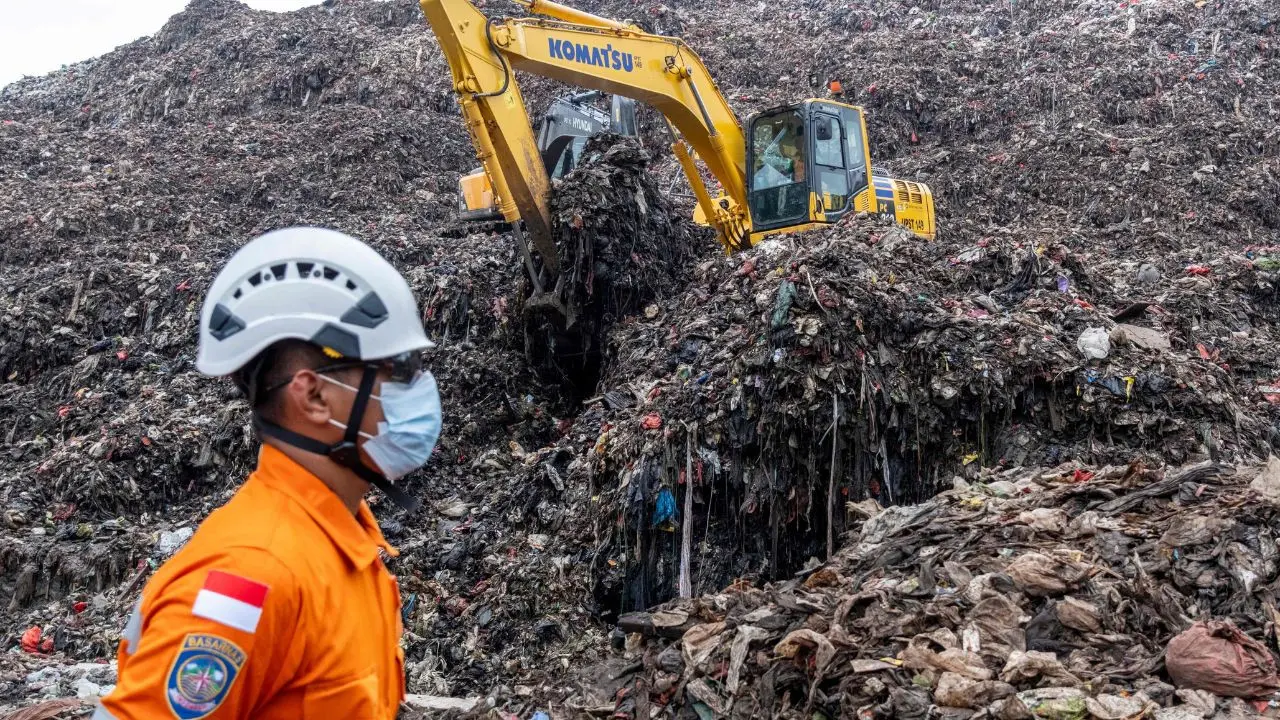IN PICS: Deadly garbage avalanche at Indonesia’s largest landfill claims 7 lives