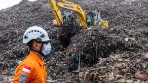 IN PICS: Deadly garbage avalanche at Indonesia’s largest landfill claims 7 lives