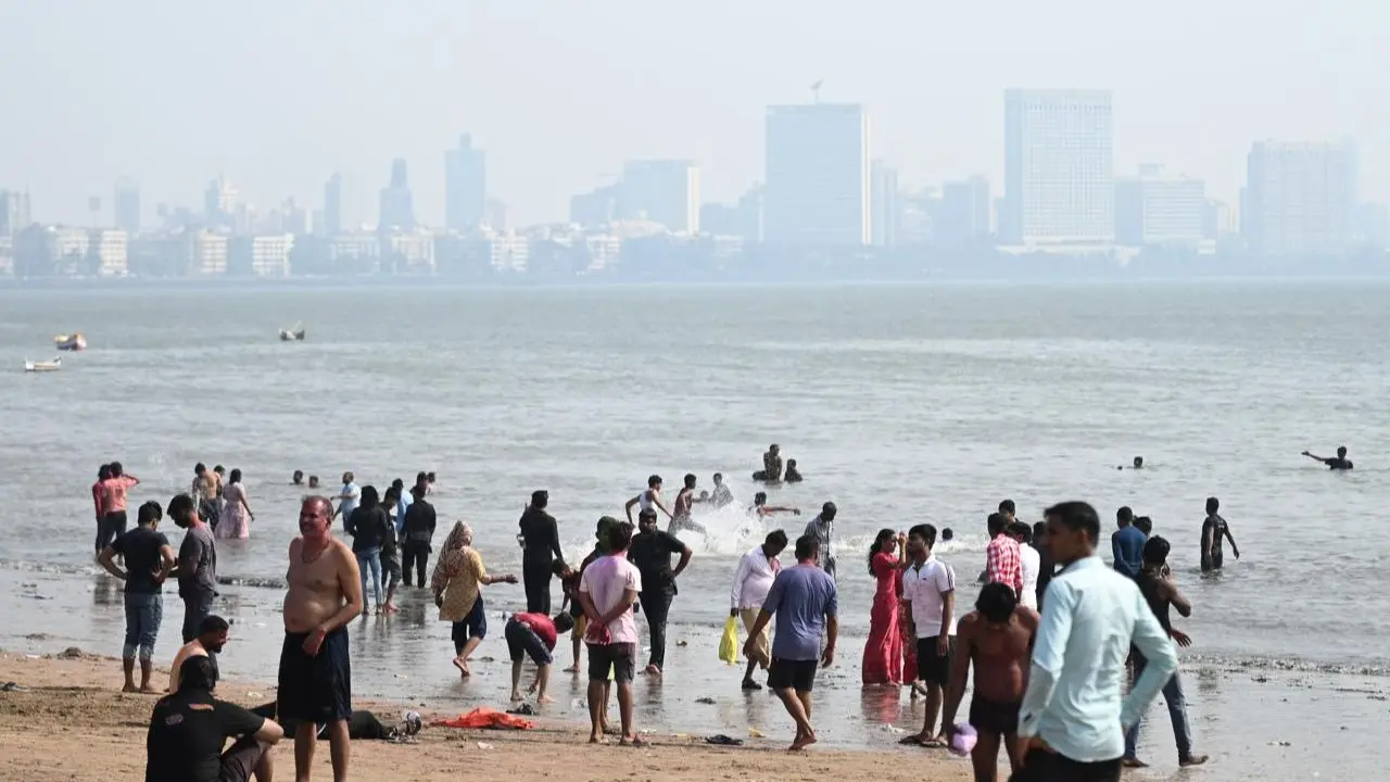 Chowpatty sees a huge turnout as the city goes all out for Holi.