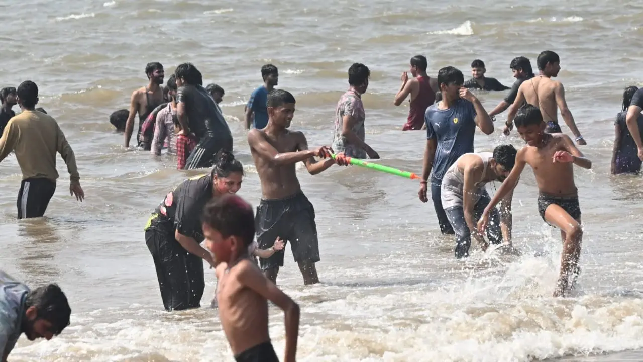 







A burst of festive energy as crowds celebrate Holi with music, colours, and joy at Juhu Beach







