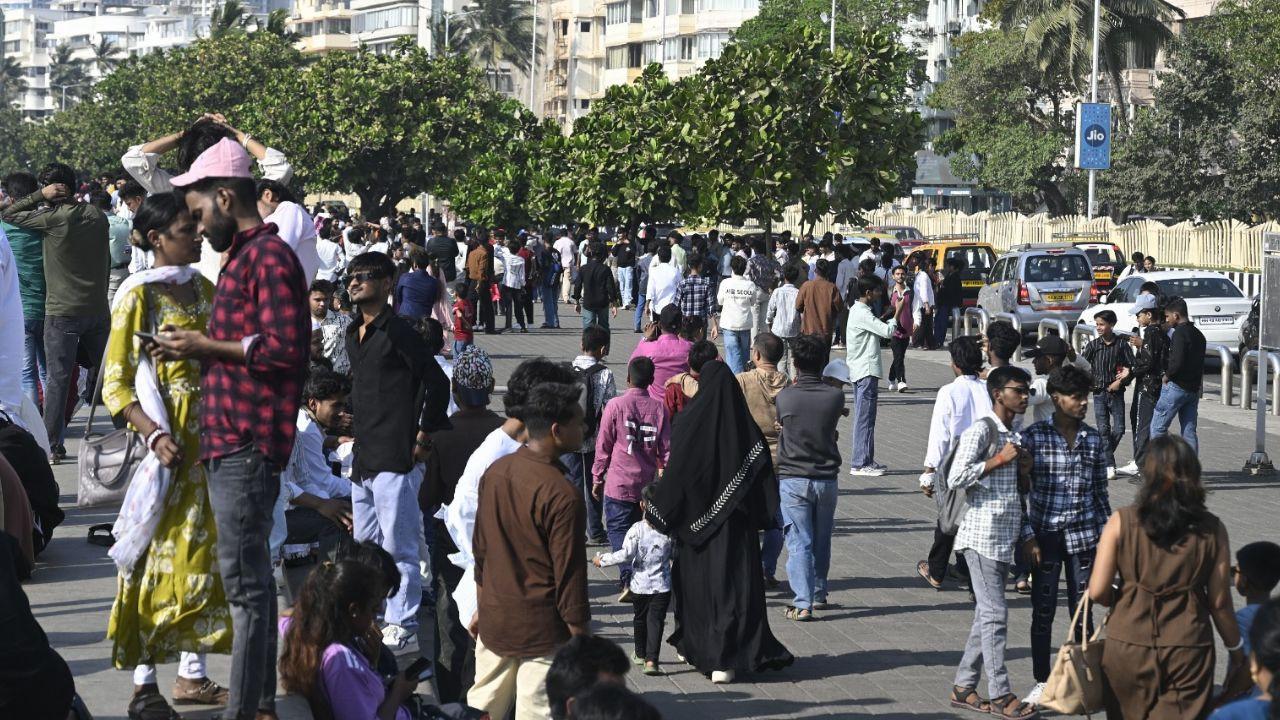 IN PHOTOS: Mumbai sees heavy footfall at Marine Drive amid Eid celebrations