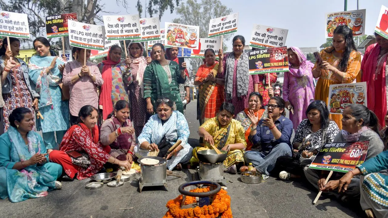Amid the LPG crisis, Trinamool Congress leaders on Monday staged a protest against the shortage and price hike (Pic/PTI)