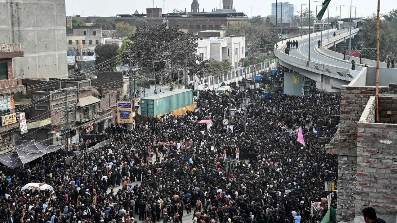 Data Darbar is one of the most revered and visited shrines in Pakistan and South Asia. It is the shrine and mosque complex dedicated to Hazrat Ali Hajveri, popularly known as Data Ganj Bakhsh, one of the most celebrated Sufi saints of the subcontinent