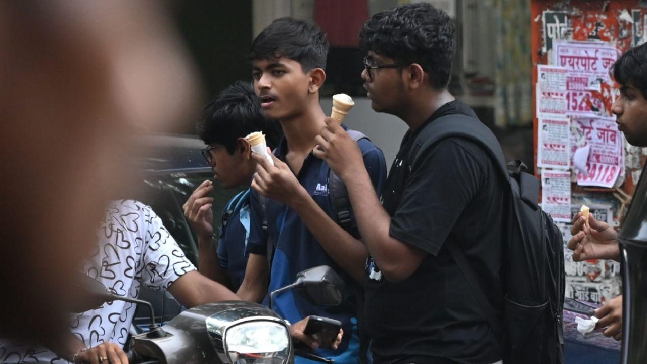 Mumbai was on Thursday expected to witness mainly clear skies in the city and suburban areas with temperature likely to touch 34 degrees Celsius, according to the weather update