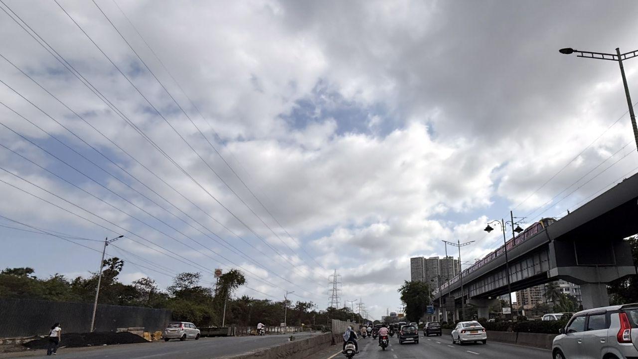 According to the weather department, the city is expected to experience mainly clear skies throughout the day, providing stable weather conditions for residents