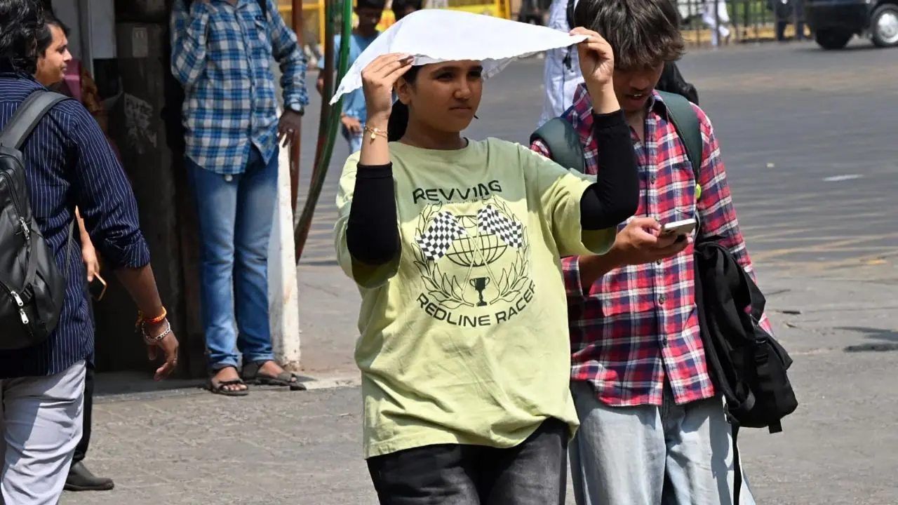 Parts of Mumbai saw temperatures soaring above 40 degrees, mainly areas in the western suburbs of Ram Mandir (Oshiwara), which recorded temperatures of 42.4 degrees, and Vikhroli at 41.6 degrees