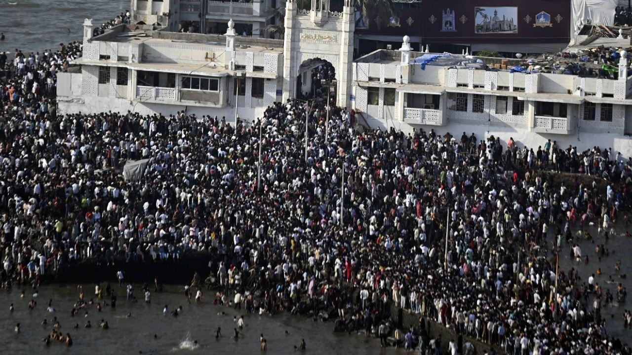 Dressed in traditional attire, worshippers arrived in large numbers from early morning, filling the area with a spirit of devotion, unity, and celebration