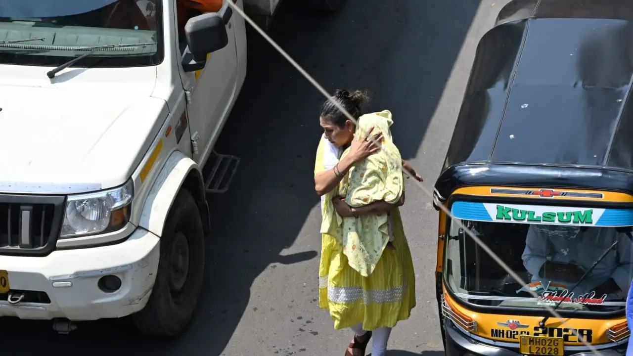IN PICS: Pedestrians cover their heads in the scorching heat of Mumbai