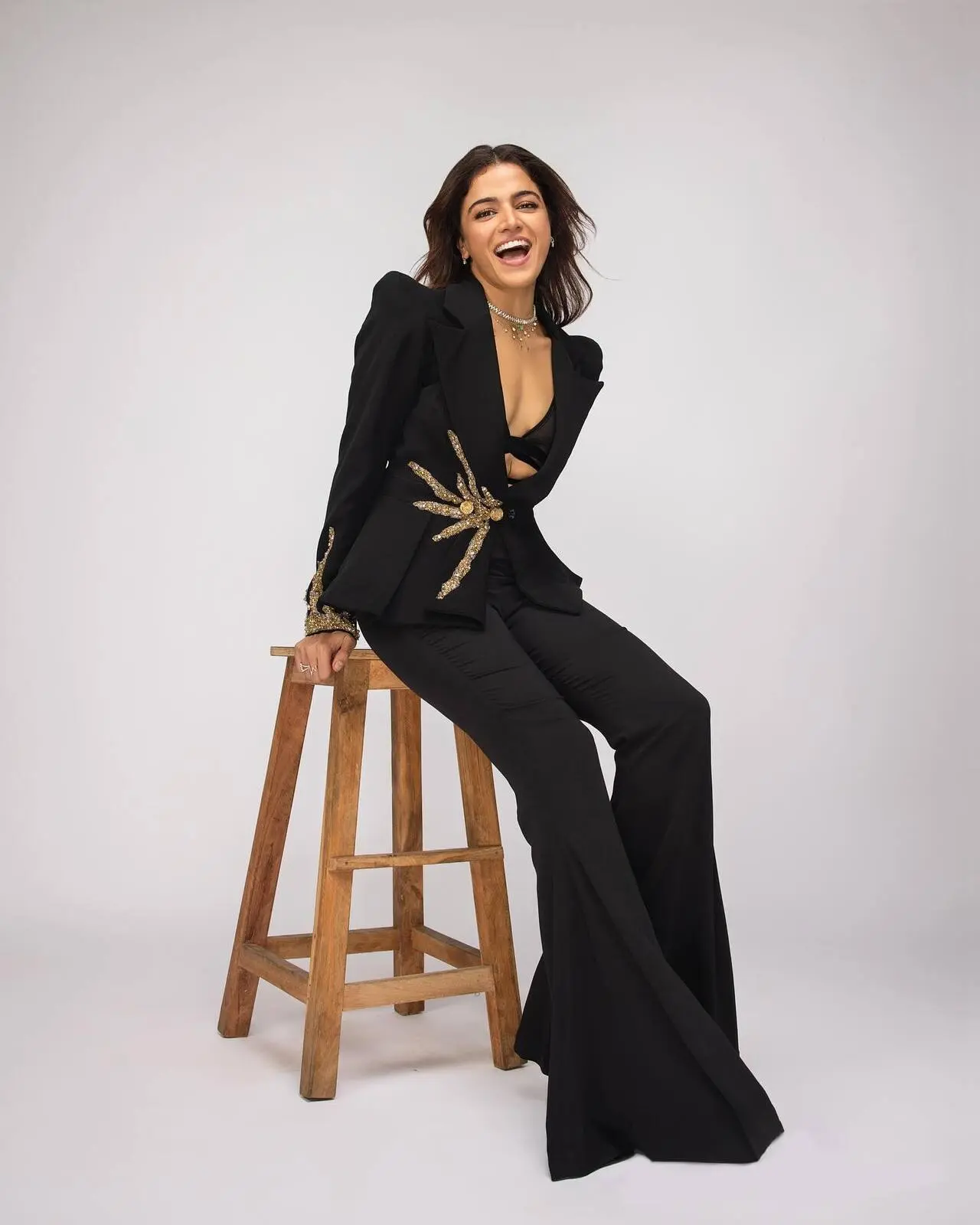 Wamiqa Gabbi owned the power-dressing game in a chic black pant suit, with gold-accented bralette peeking through the blazer. Paired with flared trousers and a layered necklace, Wamiqa’s look struck the perfect balance between fierce and fashionable.