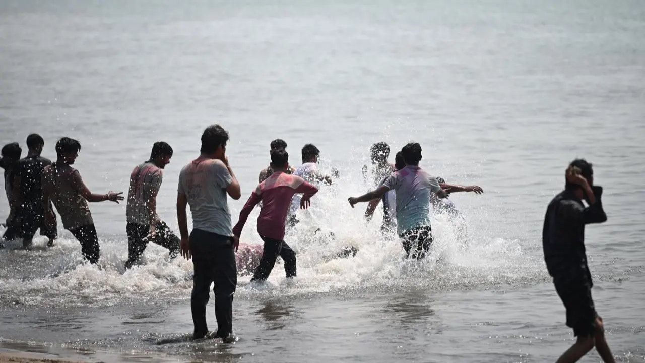 From throwing gulal to splashing in the sea, Mumbaikars celebrated Holi in full swing at chowpatty