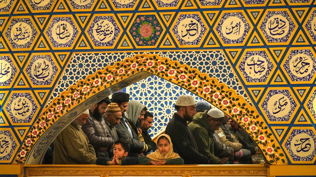 People offer special prayers marking the martyrdom anniversary of Hazrat Ali on the 21st day of Ramzan at the Hazratbal Shrine