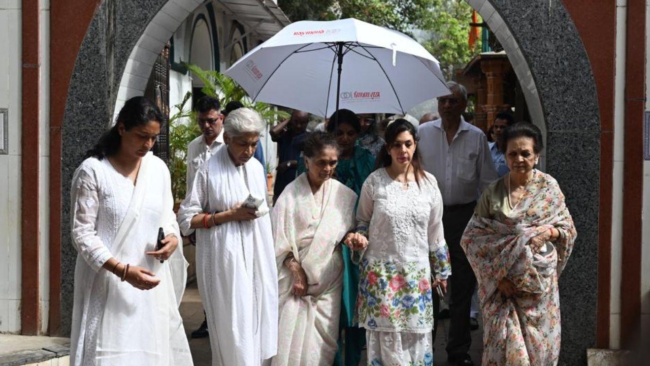 <p>Ashabai Singhania accompanied by daughter-in-law Nawaz attends the solemn funeral procession</p>