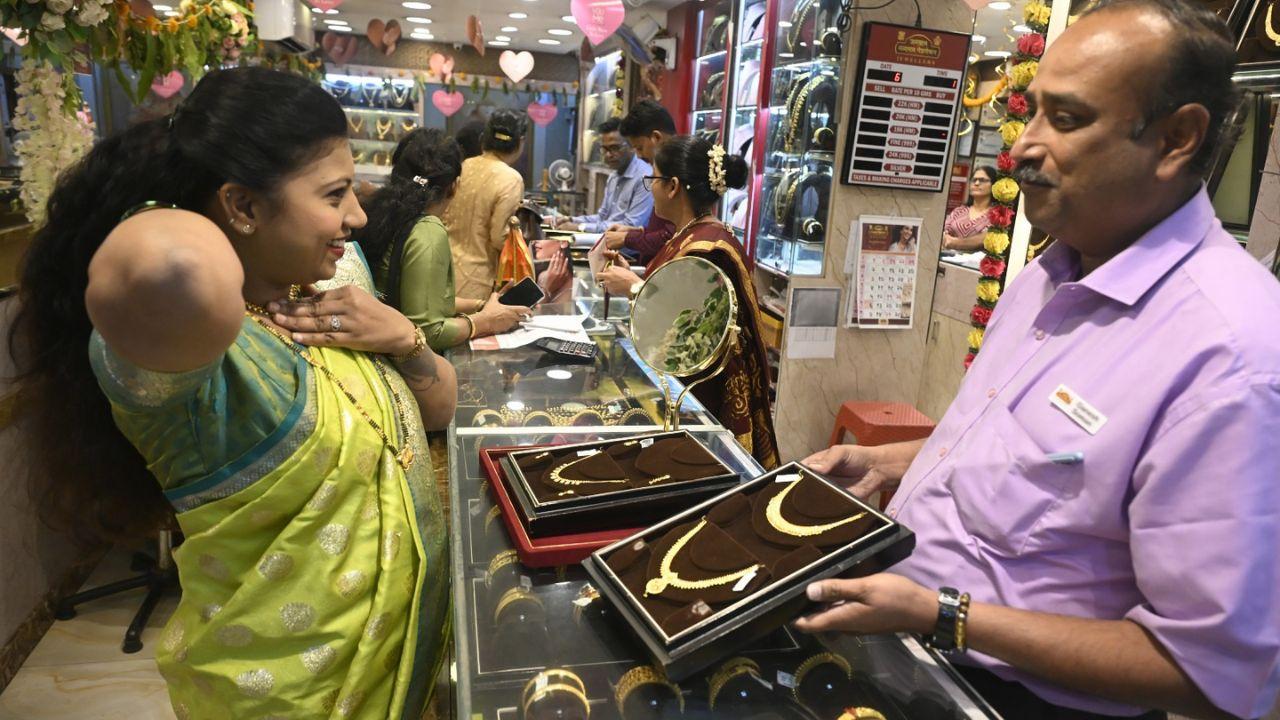 The price of 24-carat gold (999 purity) dropped to Rs 1,47,889 per 10 grams, down from Rs 1,54,879 in the previous session, marking a sharp fall of Rs 6,990 in just one day. Silver prices also saw a significant correction by Rs 20,034 per kg. The rate of 999 purity silver declined to Rs 2,29,873 per kg. Many buyers opted for gold coins on the occasion of Gudi Padwa.