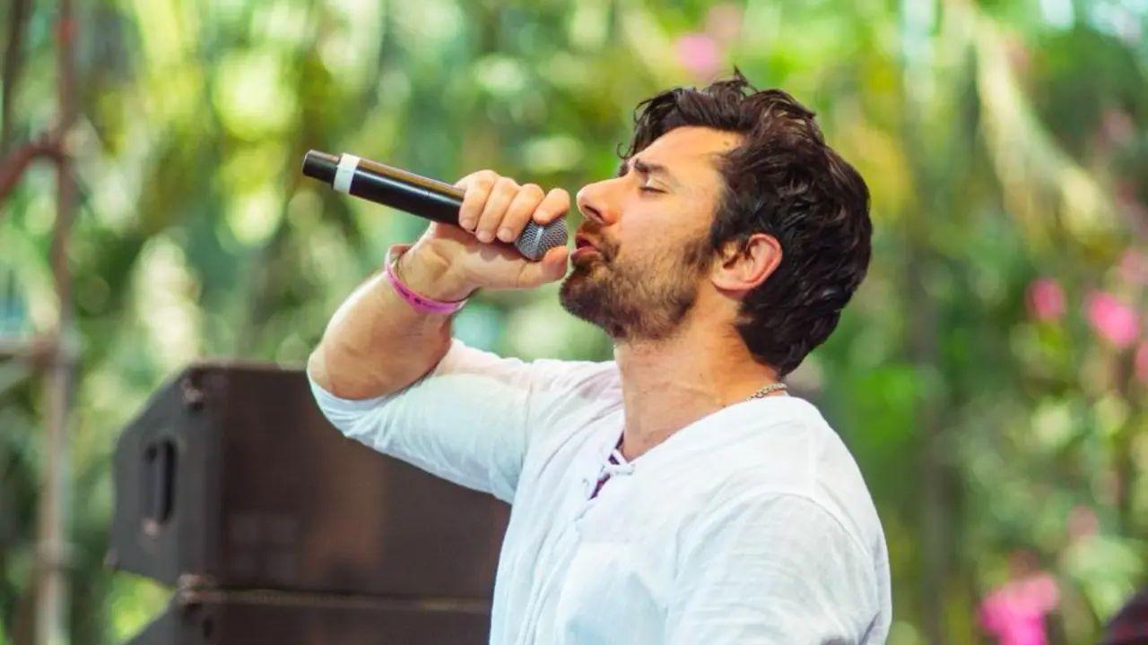 The crowd erupted as he opened with Rang Barse, dropped the viral Dhurandhar track, mixed in Kajra Re, and performed his Indo-inspired anthem Legacy. He also played the Marathi-techno favourite Tamdi Chamdi, giving the moment a strong Indian festival flavour.