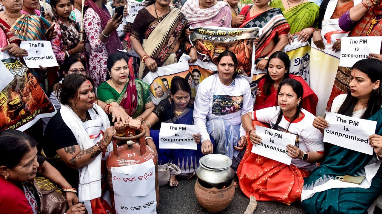 <p>The government has directed Indian refiners to maximise their output of LPG, asking public sector oil marketing companies to ensure that LPG so procured is marketed solely to consumers of domestic LPG (Pic/PTI)</p>