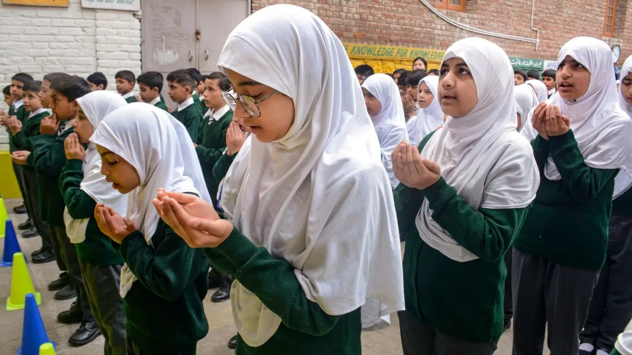 <p>Middle and primary school students finally return to classrooms after their reopening, originally scheduled for March 2, was delayed due to the protests for safety</p>