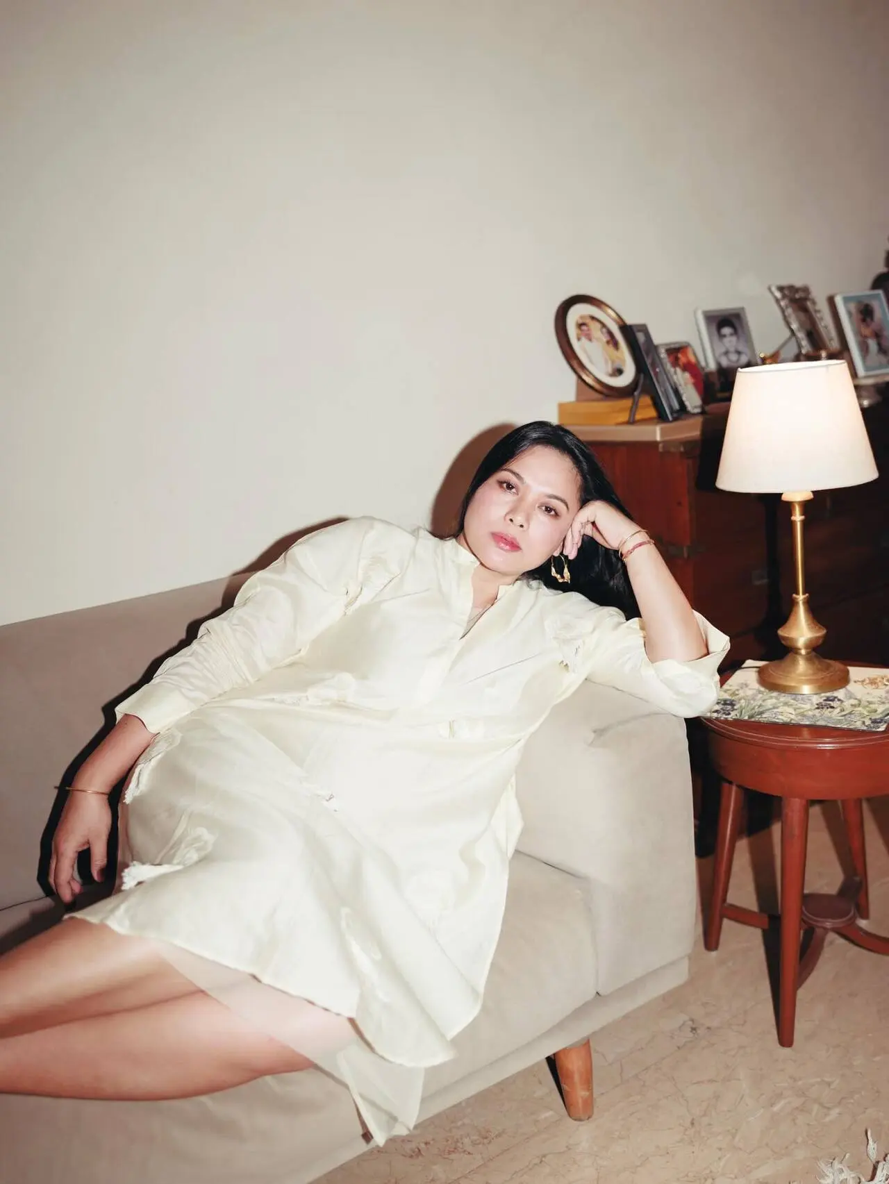 Lin embraced a serene and understated maternity style in this look, opting for a relaxed ivory shirt dress that beautifully complements her pregnancy glow.