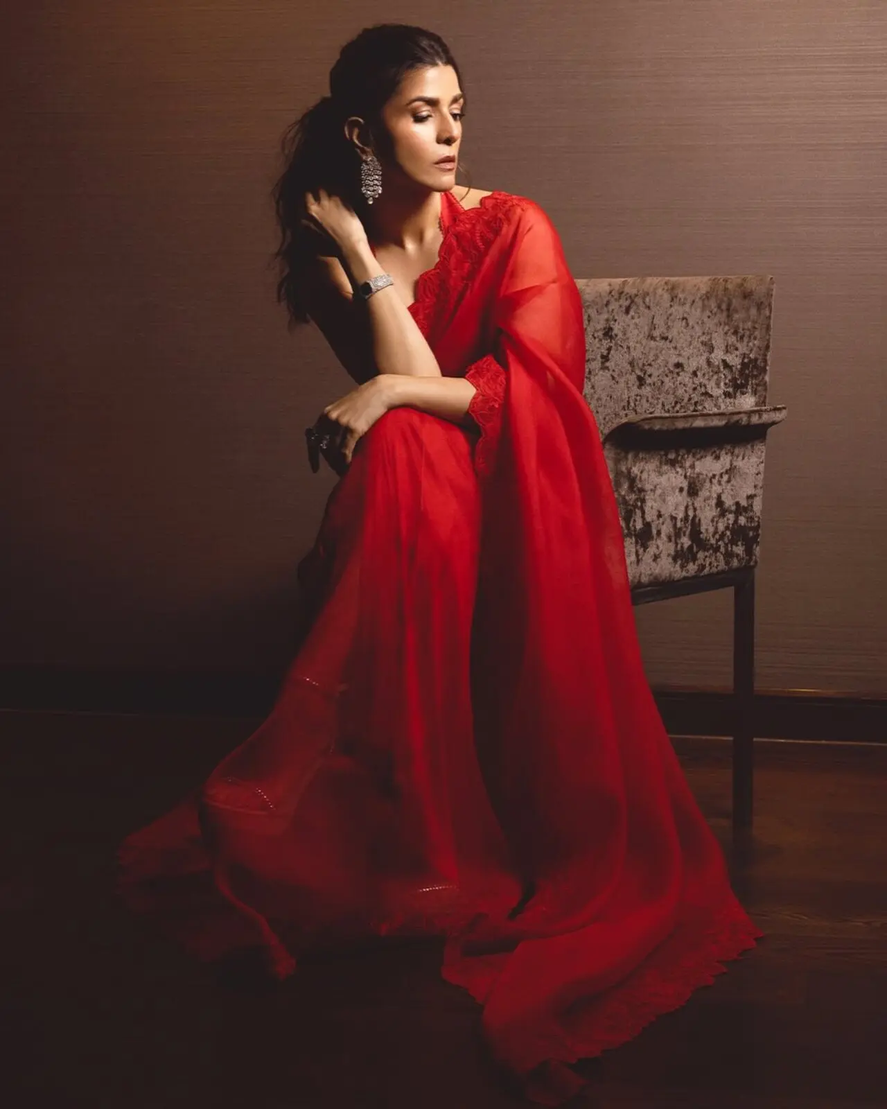 Nimrat kept it clean, sophisticated and fiery hot in a deep red saree featuring an embroidered border. The Kull star paired the drape with a backless, halterneck blouse.