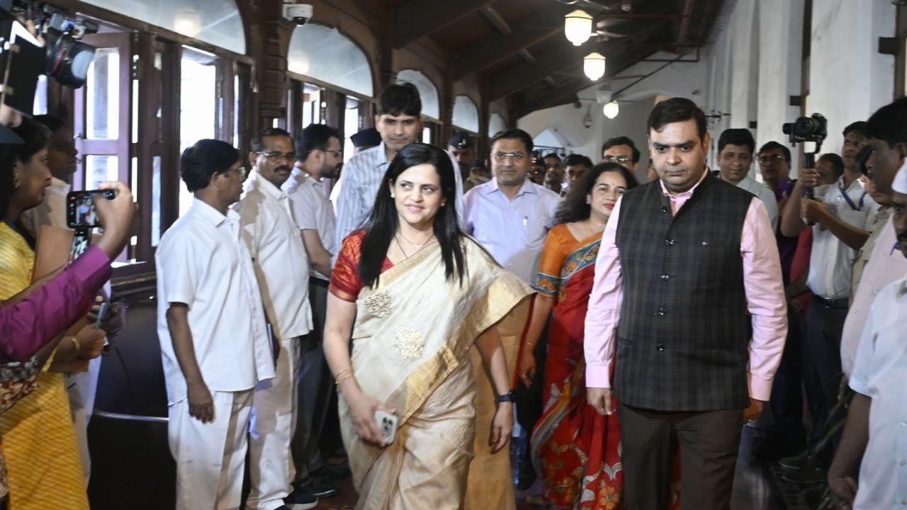 Outgoing commissioner Bhushan Gagrani hands over the charge to Ashwini Bhide at the BMC headquarters in Fort