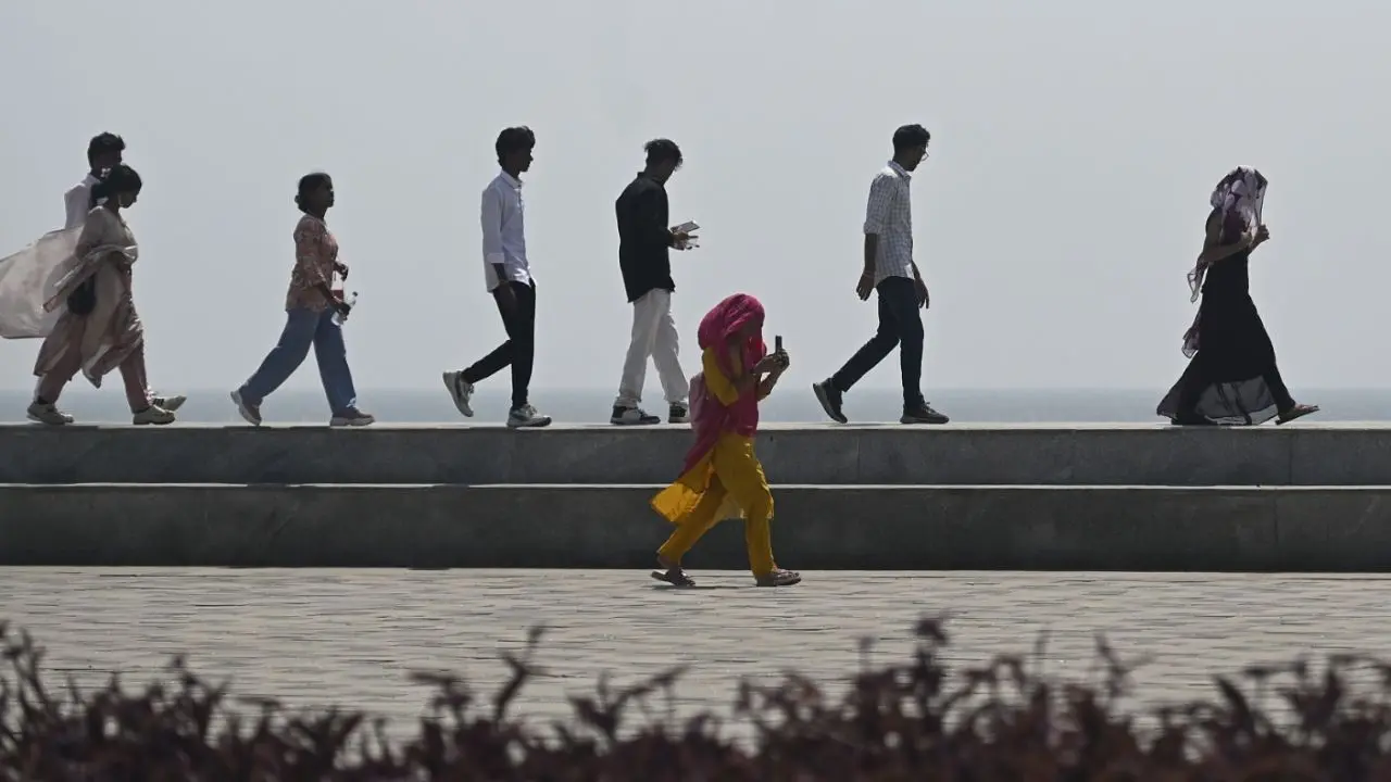 <p>A festive yet a very warm afternoon unfolds across the Marine Drive as crowds continue to celebrate Eid along the city’s iconic coastline</p> <p>A festive yet a very warm afternoon unfolds across the Marine Drive as crowds continue to celebrate Eid along the city’s iconic coastline</p>
