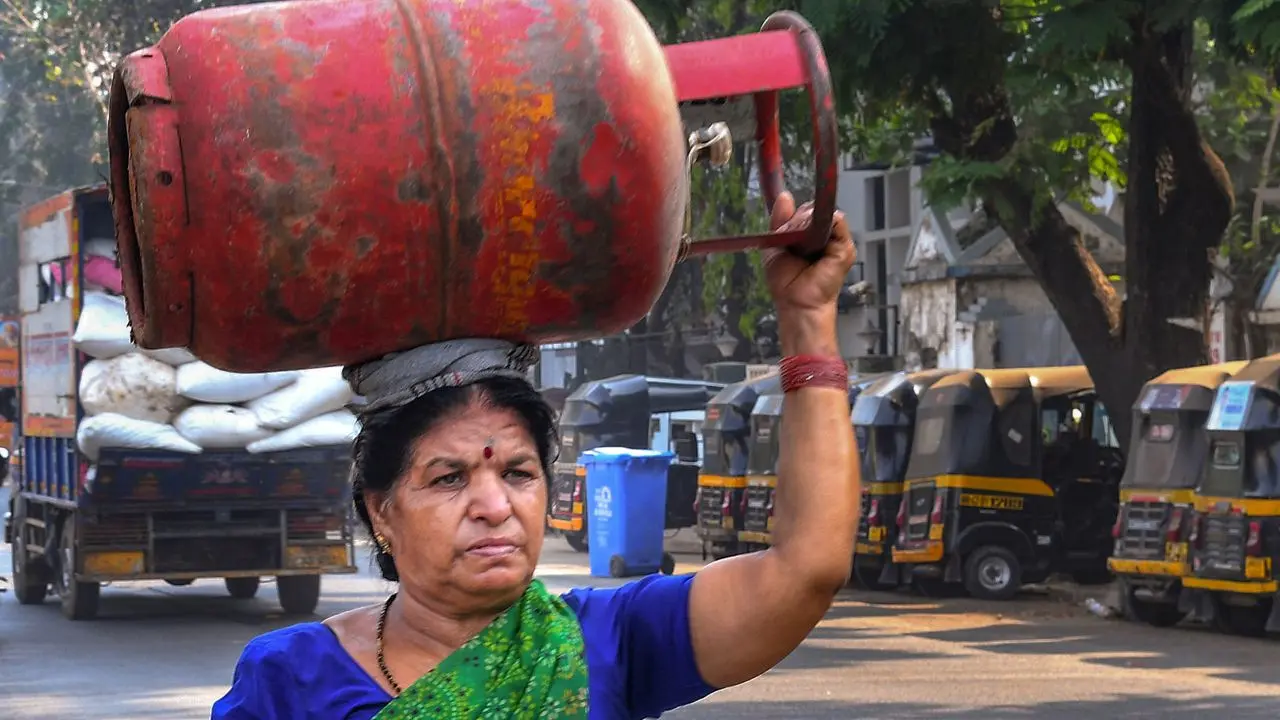 IN PHOTOS: Mumbai struggles as LPG shortage shuts hotels and empties homes