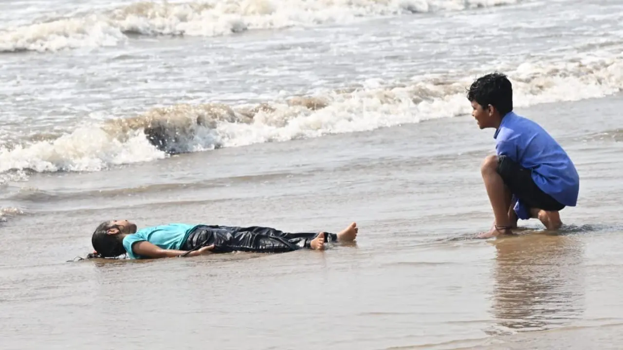 In the Mumbai Metropolitan Region, Santacruz recorded 36.6 degrees Celsius, significantly above normal by 3.4 degrees, while Colaba reported a comparatively lower 34.2 degrees Celsius on Wednesday