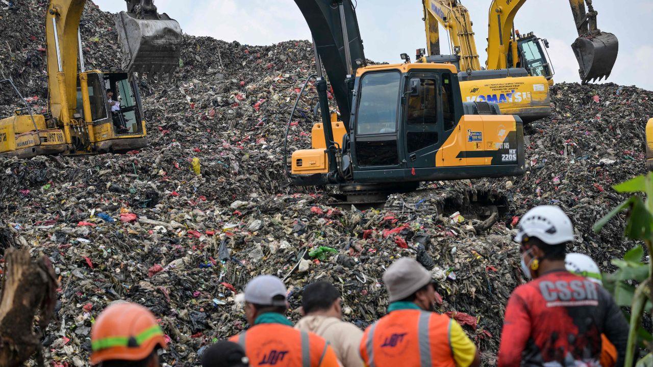 Rescuers worked cautiously amid shifting mounds of garbage, demonstrating the high risks involved in overfilled landfills