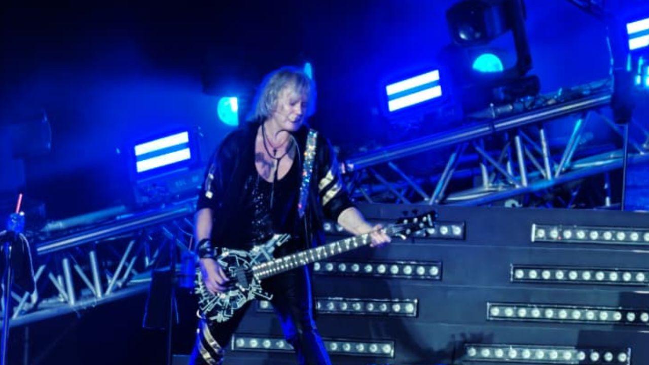With the band in full flow, bassist Rick Savage captivated the audience, his commanding stage presence and powerful riffs adding depth to the night’s electrifying soundscape