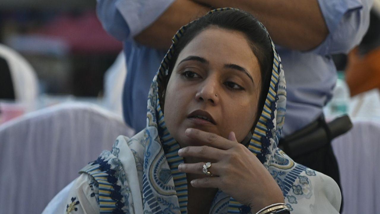 Sana Malik interacts with attendees while hosting the Dawat-e-Iftar