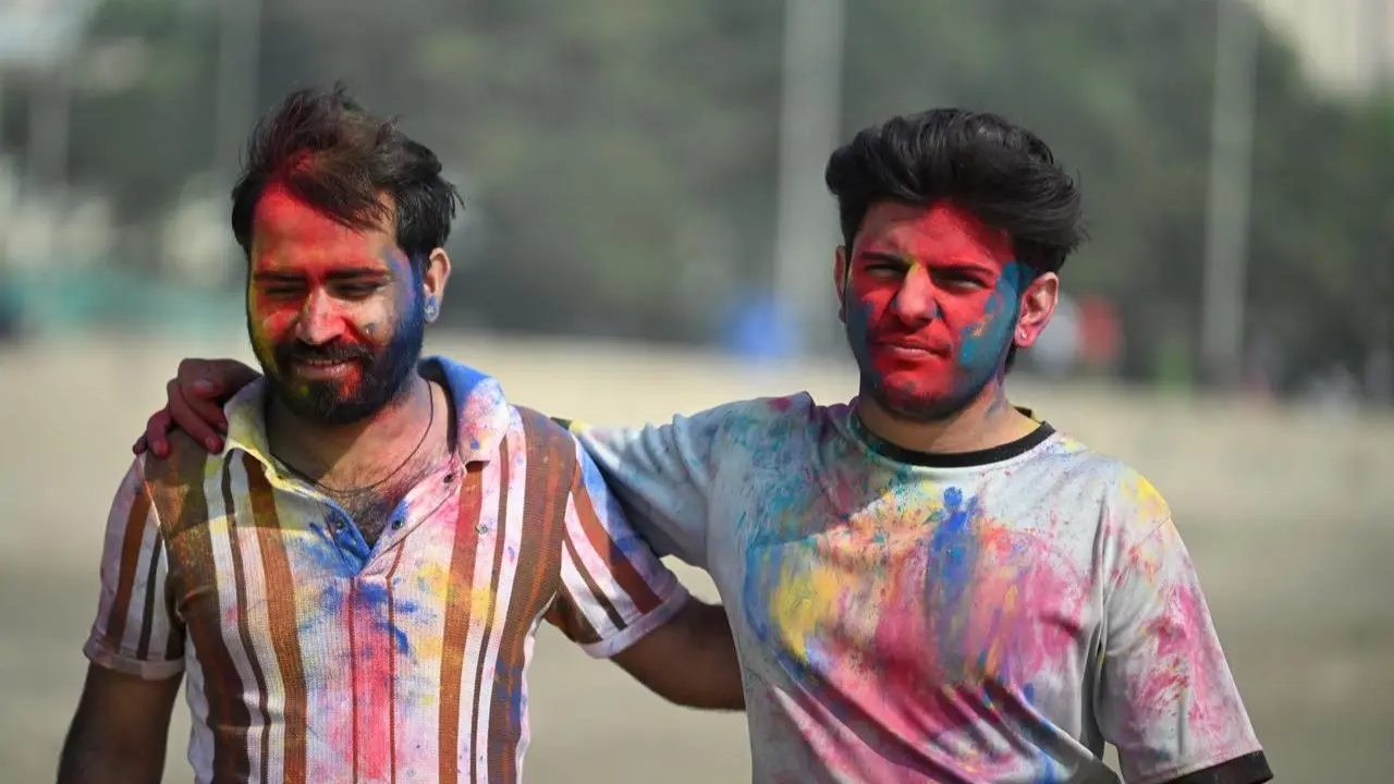 Families and friends came together at chowpatty to mark Holi, filling the beachfront with laughter, music and a riot of colours