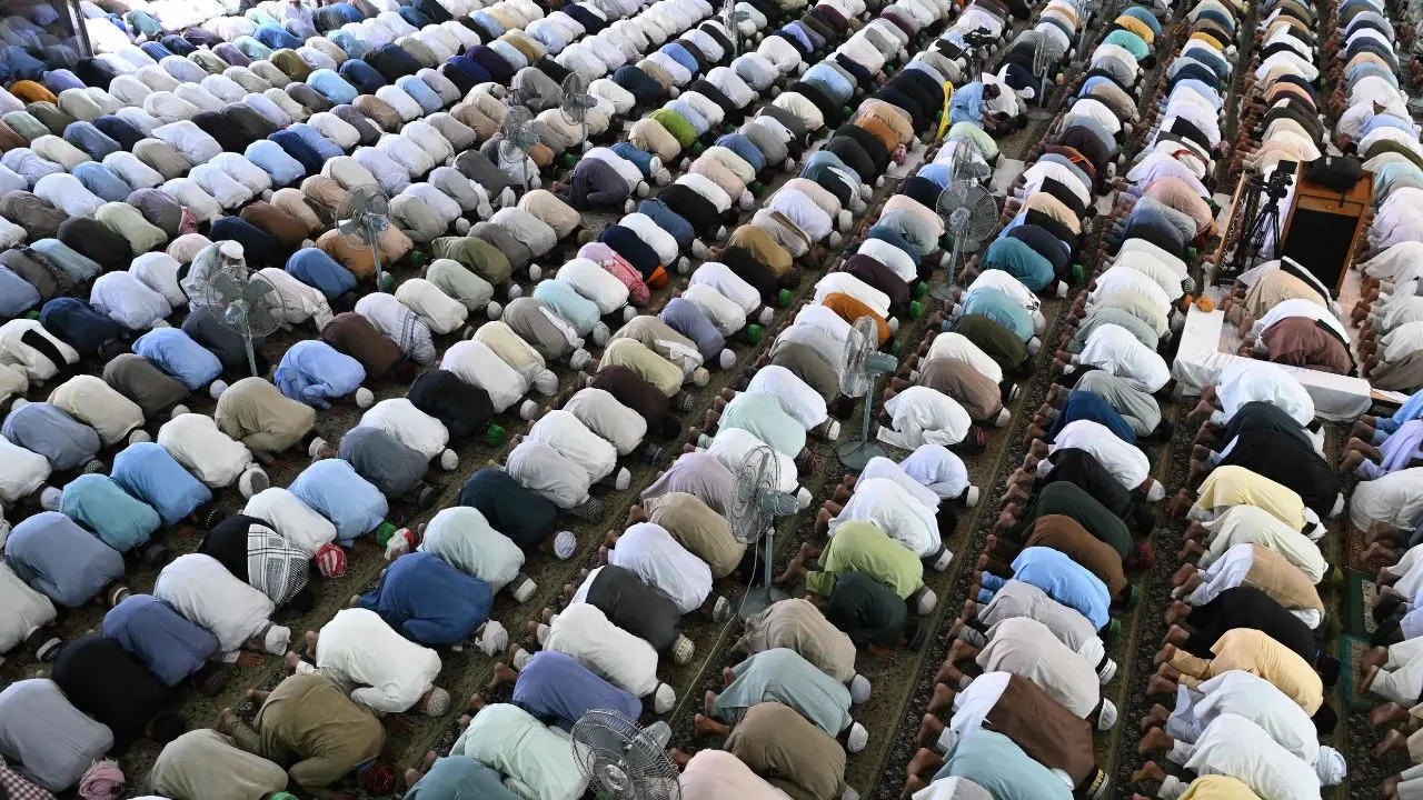 IN PHOTOS: Lahore's Data Darbar mosque hosts last Friday prayers of Ramadan