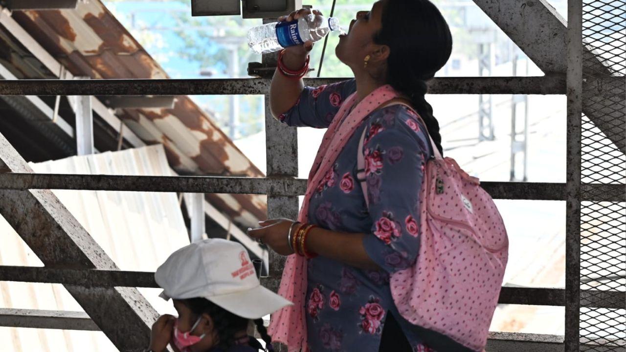 Mumbaikars brave the intense heat on a sweltering day in Chembur.