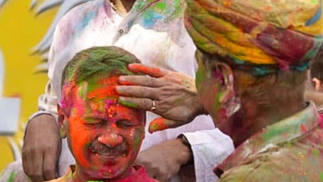 The leaders were seen dancing, singing, distributing sweets and smearing colours on one another during the celebrations.