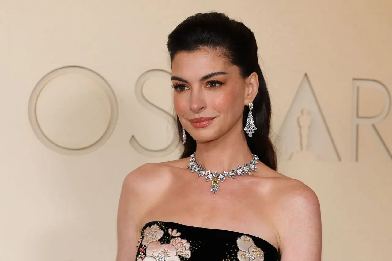 Anne Hathaway dazzled in Bvlgari’s Neoclassical Starlight high jewellery necklace. The exquisite piece featured an 8.02-carat pear-cut fancy vivid yellow diamond set in a detachable pendant, surrounded by over 35 carats of pear, round and step-cut diamonds. Crafted over 850 hours, she paired it with yellow and white diamond earrings.