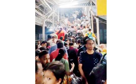 A packed staircase at the Ahilyanagar railway station on March 15. PIC/ANAND SHIRALI