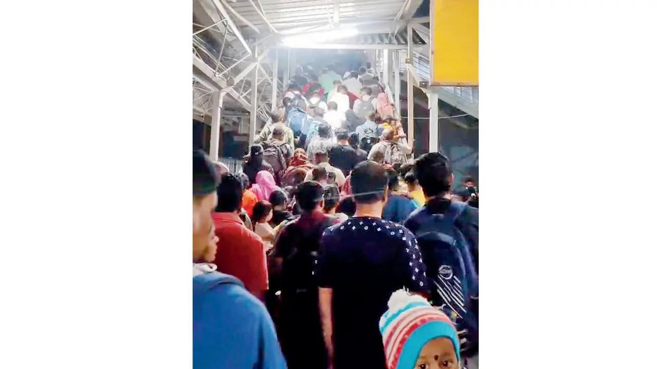 The crowd surges at Ahilyanagar railway station as the platform change is announced