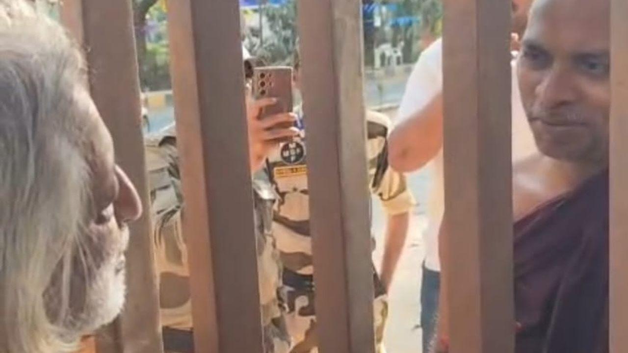 Filmmaker Anand Patwardhan stopped at Mumbai University gates