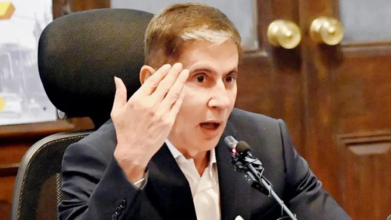 BMC chief orders strict action against unauthorised hawkers