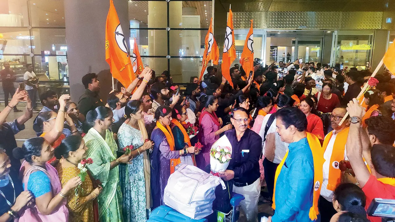 Indians stranded in Dubai arrive in Mumbai. PICS/BY SPECIAL ARRANGEMENT
