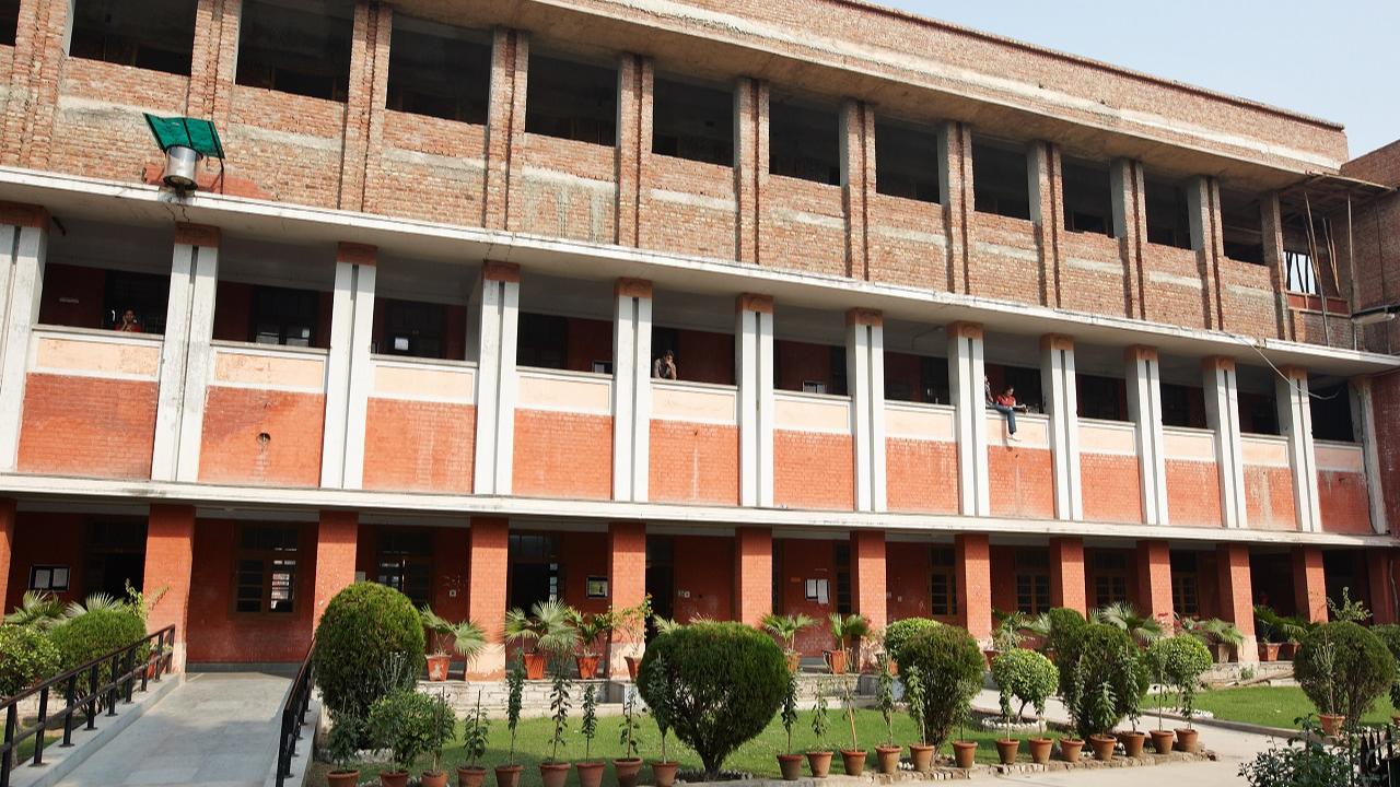 Maharashtra govt warns strict action if colleges refuse girls admission